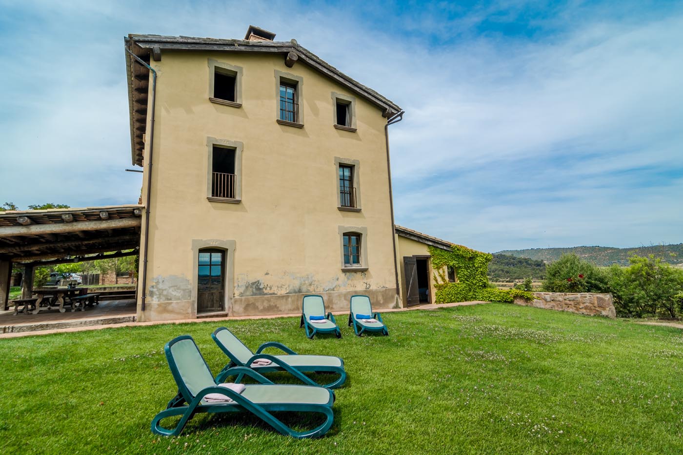 Large lawned gardens